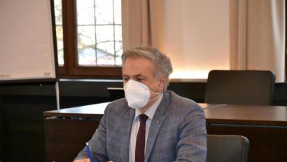 Bild: as
Landrat Roland Grillmeier verteidigte die Strategie im Kampf gegen Corona: "Testen, testen, testen."