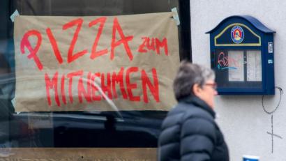 Bild: Peter Kneffel/dpa
Lokal dicht, Kundschaft erwünscht: Im Corona-Lockdown bieten viele Wirte Speisen zum Anholen an oder liefern nach Hause. Oft kommen dabei allerdings Einwegbehälter zum Einsatz.