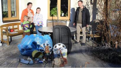 Bild: soj
Bürgermeister Wolfgang Söllner (rechts) bedankt sich bei den fleißigen Müllsammlern (von links) Lukas, Karin und Maria Pöllath. Der Rathauschef hatte für die Kleinen als Dankeschön süße Naschereien dabei.