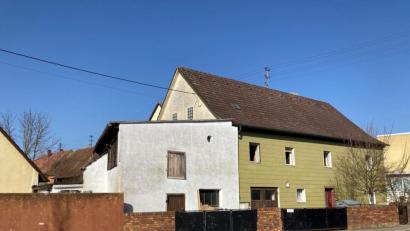 Bild: e
Das Gnan-Anwesen, ein exponiertes historisches Gebäude in der Vilsecker Altstadt, soll in den kommenden Jahren saniert werden. Der Bauherr Alfons Gnan erfährt nach eigenem Bekunden von der Stadt, aber auch dem Landkreis und der Denkmalschutzbehörde für diese Maßnahme viel Unterstützung.