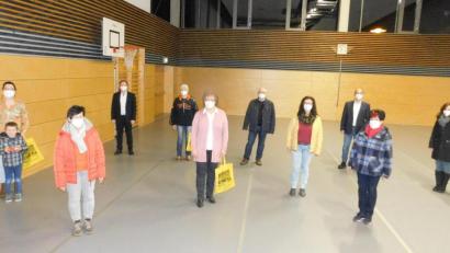 Bild: hai
Im jahrzehntelangen Dienst, Menschenleben zu retten: Das Organisationskernteam der Blutspendetermine mit Gisela Schmidt (Zweite von rechts), Kerstin Caudle (rechts) und Petra Winde (Zweite von links). Bei den Spenderjubilaren Markus Neubauer und Annke Gräbner (100), Rudi Kirchberger und Hella Schmid (150), Barbara Dittrich und Dagmar Frank (75) (von rechts) bedankte sich auch Bürgermeister Christian Porsch (Dritter von links).