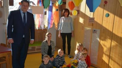 Bild: jr
Das Team des städtischen Kinderhauses "Die kleinen Hankerler" kümmert sich im Zuge der Notbetreuung um etwa ein Drittel der sonst eingeschriebenen Kinder. Im Bild eine Gruppe mit Nadja Bareuther (Mitte), Kinderhausleiterin Susanne Fellner und Bürgermeister Stefan Grillmeier.
