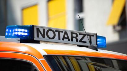 Symbolbild: Lisa Ducret/dpa
Der Schriftzug "Notarzt" steht auf einem Fahrzeug.