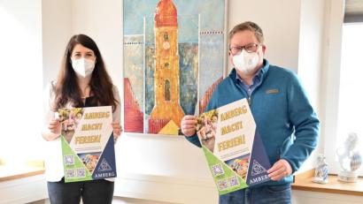 Bild: Simon Wiesner/exb
Oberbürgermeister Michael Cerny und Nadine Gräml werben fürs Ferienprogramm.