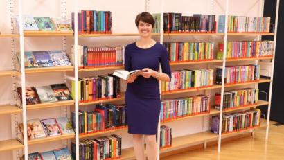 Bild: cog
Leseförderung ist Christine Hollweck, der neuen Leiterin der Stadtbibliothek, besonders wichtig. Hier präsentiert sie deshalb ein Jugendbuch.