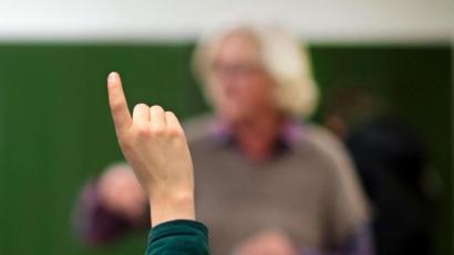 Bild: Julian Stratenschulte/dpa
Ein Lehrer steht in einem Gymnasium an der Tafel.