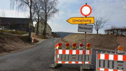 Bild: jr
Für den Erdaushub bei der Straßenbaustelle in Pechtnersreuth fallen höhere Kosten als bisher geplant an.