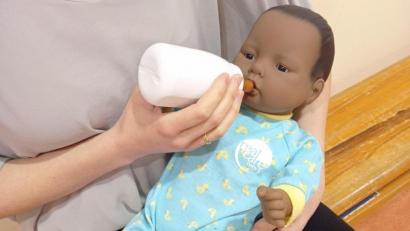 Bild: Eva Mittag/exb
Im Unterricht an der Berufsfachschule für Kinderpflege kommt auch ein computergesteuerter Babysimulator zum Einsatz.