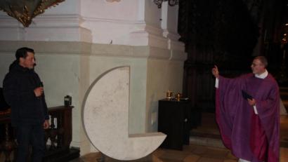 Bild: kro
Anstatt einer Predigt präsentierten Stadtpfarrer Dr. Thomas Vogl und der Bildhauer Dominik Schleicher das Kunstprojekt "Da-Sein".