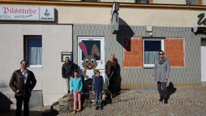 Bild: Eichl
Vor „Murphy´s Pilsstube“ hängt der Osterhasen-Briefkasten, in den bis zum 31. März die Kunstwerke eingeworfen werden können; im Bild der Zweite Bürgermeister Holger Bannert, Andrea Egner, Anna und Ludwig Wünsche, Hans-Peter „Murphy“ Gruber, Pamela Wünsche (von links).