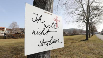 Bild: Wolfgang Steinbacher
Emotionalität oder gar Polemik hat in der Auseinandersetzung um den Bürgerentscheid zum Wohnpark Adolf-Kolping-Straße schon länger einen festen Platz. Die Bäume entlang des gut 2800 Quadratmeter großen Grundstücks, die für die Wohnbebauung weichen sollen, sind mit Protest-Schildern versehen.