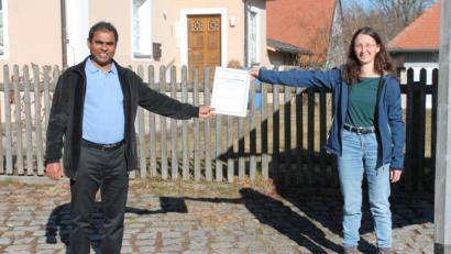 Bild: pi
Susanne Schieder freut sich mit Pfarrer Julius Johnrose über den Nachwuchsförderpreis Kultur des Landkreises Neustadt/WN.