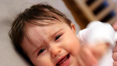 Bild: Mascha Brichta/dpa
Schreit ein Baby nachts oft und lange, stresst und besorgt das die Eltern. Aber es gibt Hilfe.