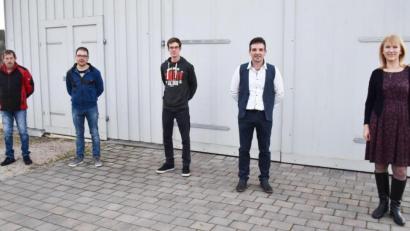 Bild: no
Bei der Verbandsversammlung des Zweckverbands zur Wasserversorgung der Schwend-Poppberg Gruppe wurde Henrik Teut als neuer Mitarbeiter vorgestellt; von links: Wasserwart Thomas Utz, Wassermeister Peter Kölbel, neuer Mitarbeiter Henrik Teut, Verbandsvorsitzender Elmar Halk und die Bürgermeisterin der Gemeinde Birgland, Brigitte Bachmann.