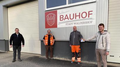 Bild: Maximilian Kastner/exb
Mit IGW-Gutscheinen dankten CSU und Wählerbund: Im Bild von links Zweiter Bürgermeister Mario Rabenbauer, die Bauhofleiter Artur Dziumbla und Markus Kremser sowie CSU-/WB-Fraktionssprecher Maximilian Kastner.