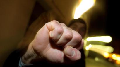 Symbolbild:  Karl-Josef Hildenbrand/dpa
Die Polizei ermittelt gegen einen 40-Jährigen wegen Körperverletzung und Sachbeschädigung.