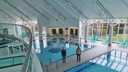 Bild: Sibyllenbad/exb
Voraussichtlich für „nur einen Monat“ bleibt die Badehalle im Sibyllenbad ohne Gäste. Werkleiter Gerhard Geiger und Vertriebs-Chefin Barbara Bannert appellieren eindringlich an die Verantwortlichkeit jedes Einzelnen im Handhaben der Corona-Regeln, damit ab Dezember wieder ein Betrieb mit bewährtem Hygienekonzept an der Kurallee möglich wird.