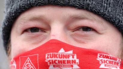 Bild: Bernd Wüstneck/dpa-Zentralbild/dpa 
"Zukunft sichern" lautet das Motto in diesem Jahr für die Tarifverhandlungen der IG Metall mit den Arbeitgebern.