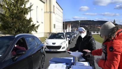 Bild: Petra Hartl
Rektorin Schwester Lioba Endres und ihre Stellvertreterin Silke Karl verteilten die Zwischenzeugnisse an die vorbeifahrenden Eltern.