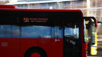Archivbild: Wolfgang Steinbacher
Die Buslinie 56 verbindet Amberg mit Sulzbach-Rosenberg. Ab Januar wird diese Zahl wie alle anderen Linien-Nummer dreistellig, sie bekommen eine 4 vorangestellt.