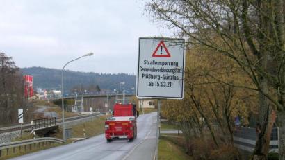 Bild: bkr
Auf die Verkehrsbeschränkung machen – wie hier in der Bahnhofstraße – Hinweistafeln aufmerksam. Im Hintergrund der örtliche Teil der Bauunternehmung Markgraf, die für die Straßenbaumaßnahme auch den Zuschlag erhalten hat.