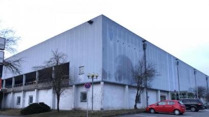 Bild: Gabi Schönberger
In die Jahre gekommen ist die Mehrzweckhalle Weiden. Nun bekommt die Stadt Weiden für die Sanierung 1,5 Millionen Euro an Fördergeld.