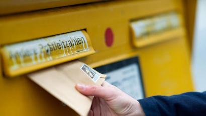 Bild: dpa/Monika Skolimowska
Die Post genehmigte der Stadt Vohenstrauß einen zusätzlichen Briefkasten. Nach der Aufstellung der gelben Box gibt es Ärger im Stadtrat.