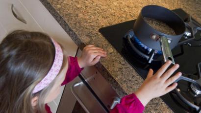Symbolbild: Patrick Pleul/dpa
Wegen Verbrühungen oder anderer Verletzungen von Kindern mussten die Rettungskräfte in der Nordoberpfalz 2020 häufiger als in den Vorjahren sonst ausrücken. Das hat auch mit Corona und den Schutzmaßnahmen zu tun, heißt es bei einer Pressekonferenz der ILS.