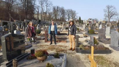 Bild: Fritz Mutzbauer/exb
Wo Gräber aufgelöst werden, könnten Bäume die Lücke sinnvoll ausfüllen, meinen die Grünen-Stadträte (von links) Yvonne Rösel, Karl-Heinz Herbst und Gaby Mutzbauer.