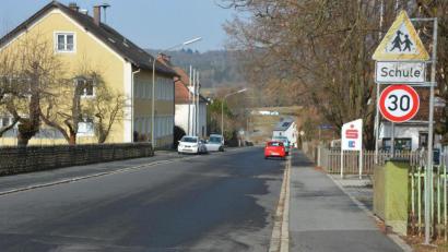 Bild: jr
Aktuelle Tempomessungen haben laut Bürgermeister Stephan Schübel ergeben, dass ein Großteil der Verkehrsteilnehmer in der Hauptstraße in Pechbrunn deutlich schneller fahre als 30 km/h, die dort vorgeschrieben sind.