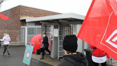 Bild: Wolfgang Steinbacher
Eine Stunde früher Feierabend: Auch Mitarbeiter von Siemens in Amberg folgten dem Warnstreik-Aufruf.