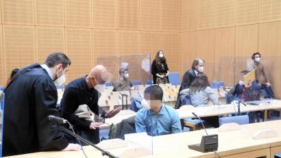 Bild: Gabi Schönberger
Rayan S. (Zweiter von rechts) und Ayaz G. (vorne, Dritter von links) müssen sich vor dem Landgericht Weiden wegen gewerbs- und bandenmäßigem Schleusen von Migranten verantworten.