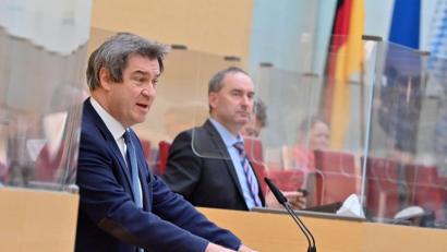 Bild: Peter Kneffel/dpa
Markus Söder (CSU), Ministerpräsident von Bayern, spricht auf der Sondersitzung des bayerischen Landtags zur Corona-Krise. Im Hintergrund sitzt Hubert Aiwanger (Freie Wähler), stellvertretender Ministerpräsident und Staatsminister für Wirtschaft, Landentwicklung und Energie.