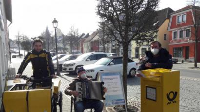 Bild: dob
Vohenstrauß hat am unteren Markt, gegenüber des ehemaligen Standorts, einen weiteren Postbriefkasten bekommen. Als Musikant Horst Peugler (Mitte) zur Freude von Initiator Bernd Koller (rechts) dazu aufspielte, radelte auch noch zufällig Postbote Patrick Habermann (links) vorbei. Den Standort wählten die Verantwortlichen der Post zusammen mit Bürgermeister Andreas Wutzlhofer aus, der den offiziellen Antrag der Stadt stellte.