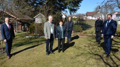 Bild: jr
Mehrere Leser hatten zu diesem Bild Nachfragen. Es zeigt Karl Haberkorn mit Ehefrau Helga (Bildmitte), der am Dienstag seinen 80. Geburtstag hatte. Zu den wenigen offiziellen Gratulanten zählten (von links) Landrat Roland Grillmeier, Berthold Kellner, Anton Bauernfeind und Bürgermeister Stefan Grillmeier.