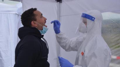 Archivbild: jr
Dieses Bild ist mittlerweile Alltag: Ein Mann lässt sich im Landkreis Tirschenreuth auf das Coronavirus testen.