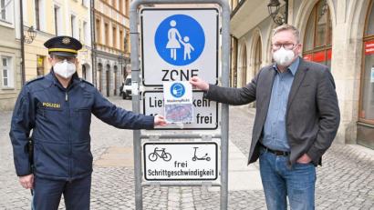Bild: Susanne Schwab, Stadt Amberg/exb
Oberbürgermeister Michael Cerny (rechts) und Polizeidirektor Thomas Lachner appellieren an Bürger, die seit 27. Februar in der Innenstadt geltende Maskenpflicht einzuhalten.