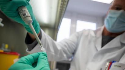 Symbolbild: Sebastian Gollnow
Alle bayerischen positiven Coronavirus-Proben werden aktuell in den Laboren und Instituten auf Mutationen untersucht.