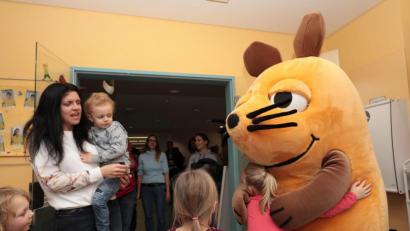 Archivbild: Wolfgang Steinbacher
Der Traum vieler Kinder - einmal die Maus umarmen. Zum 15-jährigen Jubiläum der Stiftung für krebskranke und behinderte Kinder in Bayern (KreBeKi) besuchte die Maus im Dezember 2019 das Klinikum St. Marien in Amberg.