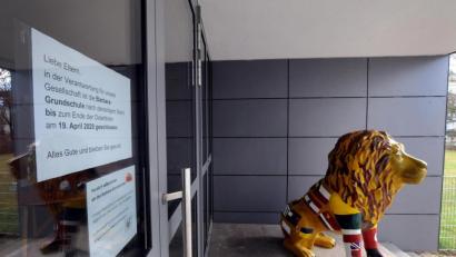 Archivbild: Stephan Huber
Schule zu, Schule auf, Schule zu: Innerhalb von zwei Wochen änderte sich der Zustand an Schulen in Amberg mehrfach. Steigende Inzidenzzahlen lassen aktuell keinen Spielraum mehr zu. Im Bild der Eingangsbereich der Barbaraschule während des ersten Lockdowns.