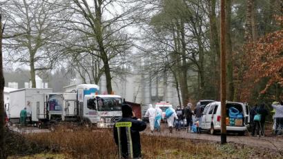 Bild: wpt
Vorbereitungen bevor am Freitag bei Nittenau rund 50.000 Zuchtgeflügel-Tiere aus einem Betrieb gekeult werden sollen, in dem die Geflügelpest nachgewiesen wurde.