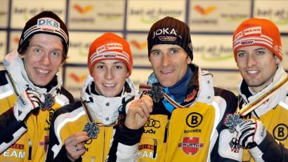 Bild: Gero Breloer/dpa
Im Jahr 2009 holte der Nordische Kombinierer Eric Frenzel (Zweiter von links) im tschechischen Liberec seine erste W-Medaille - Silber mit der Staffel. Damals mit im Team waren Tino Edelmann (links), Ronny Ackermann (Zweiter von rechts) und Björn Kircheisen (rechts).