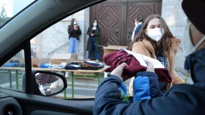 Bild: tk
Ein kurzes Hallo und den Namen inklusive Klasse genannt, und schon gab es am Samstagnachmittag am Erasmus-Gymnasium die bestellten Pullover und T-Shirts Corona-konform durchs offene Autofenster.