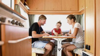 Bild: Tobias Hase/dpa
Unter uns: Zwar mögen viele Familien in der Pandemie davon genug bekommen haben, doch in einem Wohnmobil wird zumindest der Erfahrungshorizont um den jeweiligen Zielort erweitert.