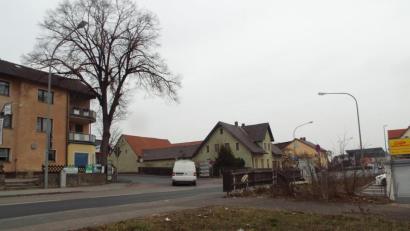 Bild: e
Eine potenzielle Gefahrenquelle für Fahrzeuge und Fußgänger ist an der Staatsstra0de 2165 die Einmündung der Zeilenstraße gegenüber dem Netto-Markt in Haselmühl.