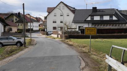 Bild: sche
Die Einrichtung einer Zone 30 unter anderem in der Straße Zur Bruckwies`n in Hiltersdorf ist nicht rechtmäßig und somit nicht machbar. Der Gemeinderat Freudenberg lehnt einen entsprechenden Antrag ab.