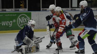Bild: gb
Die Blue Devils verloren am Sonntag das Oberpfalzderby gegen die Eisbären Regensburg mit 3:8. Hier taucht Tomas Schwamberger vor dem Kasten von Devils-Goalie Timon Bätge auf. Mit im Bild Barry Noe (rechts) und Marius Schmidt (hinten).