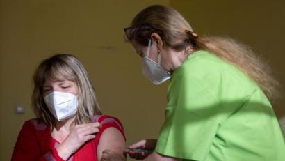Bild: Michael Reichel/dpa
Anke Mühlberg (links), Mitarbeiterin eines Kindergartens, bekommt von Sylvia Baumbach im Impfzentrum Apolda ihre Corona-Schutzimpfung mit dem Mittel von Astrazeneca. Welche Gruppe ist als nächstes an der Reihe?