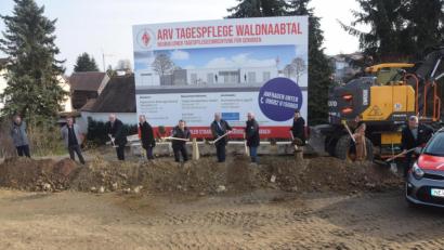 Bild: fz
Spatenstich für die Tagespflege "Waldnaabtal". Kosten 1,1 Millionen Euro. Ein Pilotprojekt des ARV in Windischeschenbach.