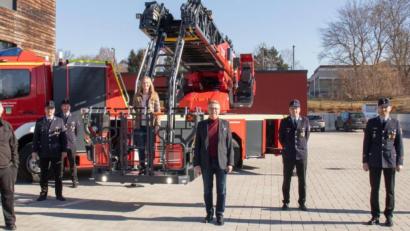 Bild: Feuerwehr Tirschenreuth/exb
Die Verantwortlichen der Stadt Tirschenreuth und der Feuerwehr bei der Übergabe der neuen Drehleiter beim Gerätehaus an der Mitterteicher Straße.